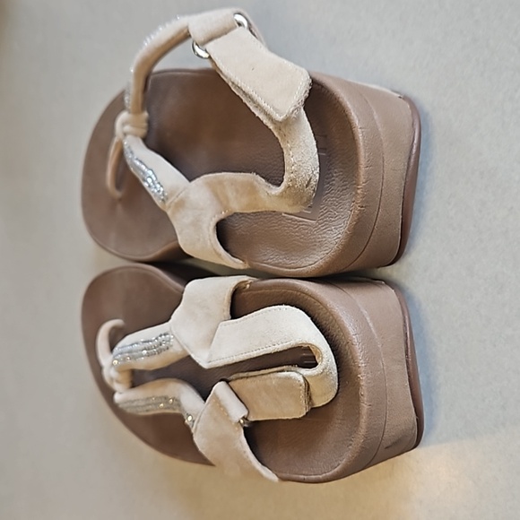Tan suede thong fitflop sandals - Picture 8 of 11
